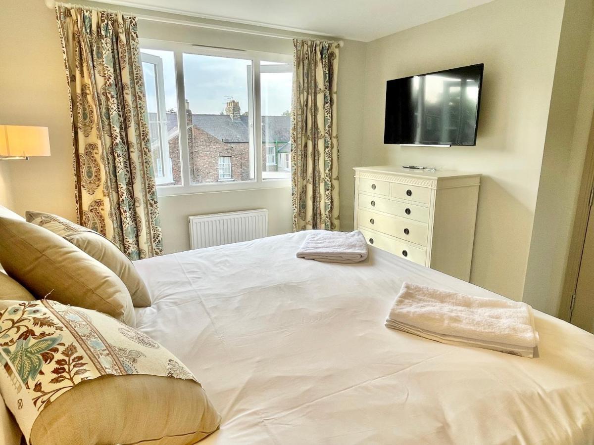 Central Townhouse With Free Off Road Parking And Garden York Exterior photo